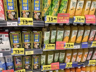 超市貨架上的多樣食品