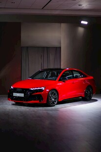 紅色炫酷轎車室內(nèi)展示