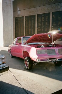 復(fù)古粉色敞篷車停于建筑前