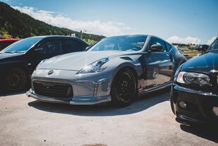 銀色跑車停于戶外停車場(chǎng)