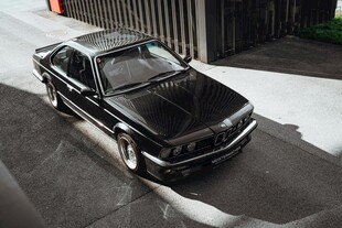 經(jīng)典黑色轎車外觀展示