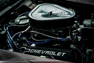 經(jīng)典雪佛蘭汽車發(fā)動(dòng)機(jī)特寫