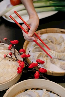 手持紅筷品中式美味點(diǎn)心