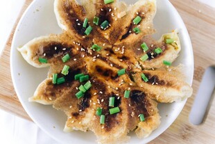 美味煎餃撒蔥花