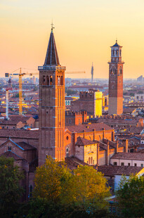 夕陽下的古老雙塔城市景觀