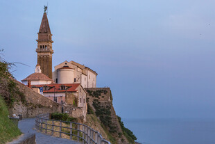 懸崖邊的古樸教堂建筑