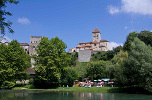 湖畔城堡風(fēng)光