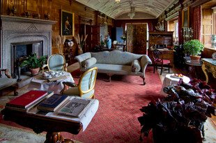 復(fù)古溫馨的木質(zhì)客廳一角