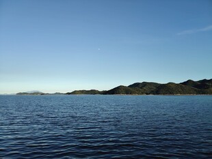 宁静湖面与远处山峦
