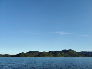 宁静湖景与远处山峦