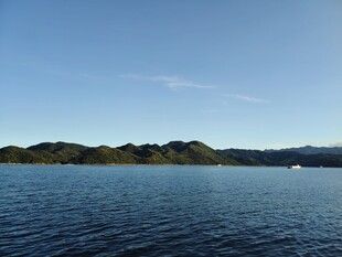 宁静湖景与远处山峦