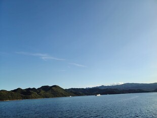 宁静湖畔蓝天青山美景
