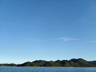 蓝天青山风景图
