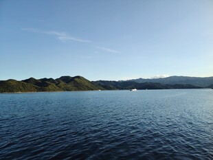 宁静湖面与远处山峦景色