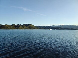 宁静湖面与远山美景