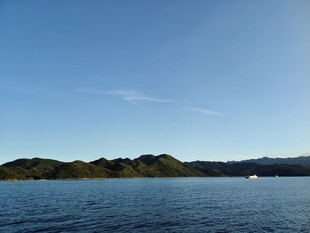 海上青山美景