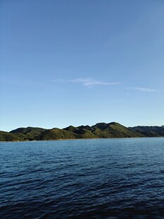 宁静湖景与远处山峦
