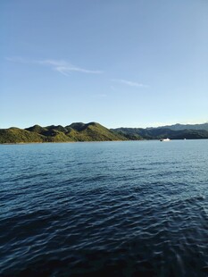 宁静湖面与远处山峦景色