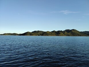 宁静湖水与远处青山