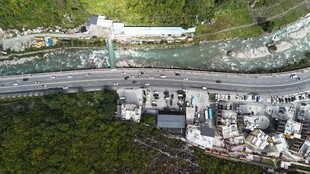 俯瞰山地间的建筑与道路