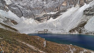雪山下的静谧蓝色湖泊
