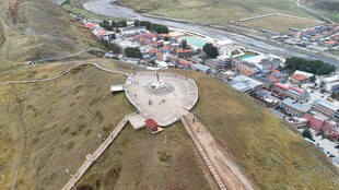 俯瞰心形建筑与城镇景观