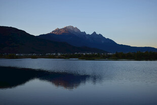 湖畔山峦