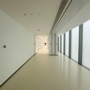 现代简约风格空旷走廊