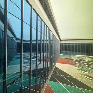 现代玻璃建筑内的多彩地面