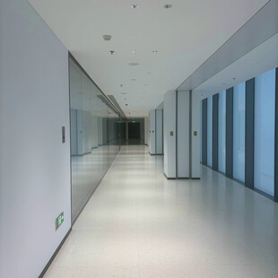 现代简约风格的空旷走廊