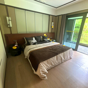 现代简约风格温馨卧室空间