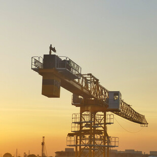 夕阳下的塔式起重机