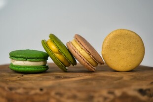 多彩馬卡龍擺放在木桌上