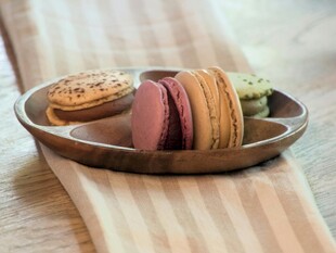 多彩馬卡龍擺放在木盤上