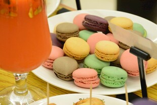 多彩馬卡龍與橙色飲品