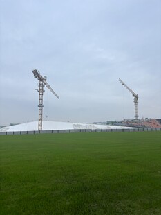 田野上的塔式起重機(jī)