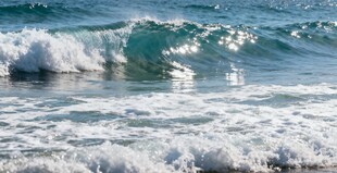 海浪翻涌的藍(lán)色海洋