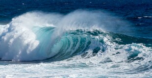 洶涌海浪翻騰瞬間