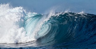 洶涌海浪翻滾瞬間