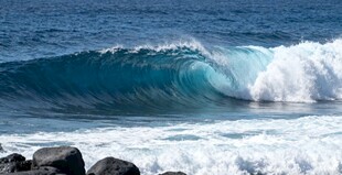 海浪拍擊岸邊巖石景象