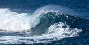 洶涌海浪展現(xiàn)大海磅礴力量