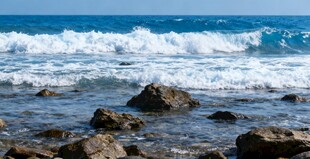 海邊礁石與翻涌的浪花