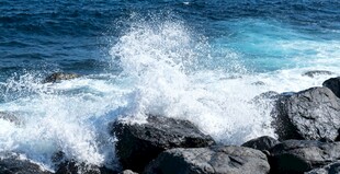 海浪拍擊礁石的壯麗瞬間