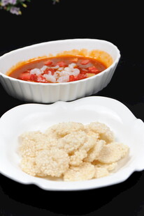 番茄湯配香脆面片