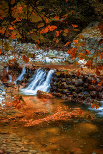 秋日山間潺潺小瀑布
