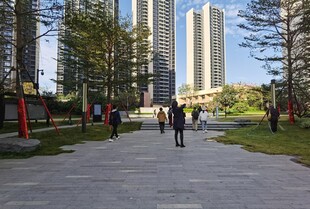 城市公園中人們悠閑漫步