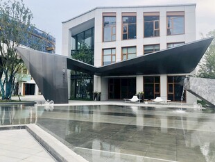 現(xiàn)代風(fēng)格建筑前的水景空間