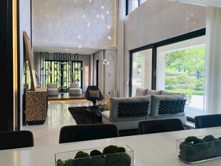 現(xiàn)代寬敞明亮的客廳空間