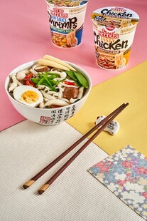 美味泡面搭配筷子與碗