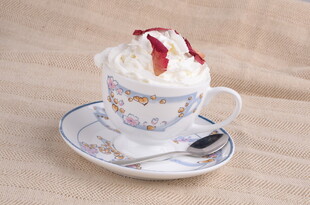 精致杯裝奶油草莓甜品